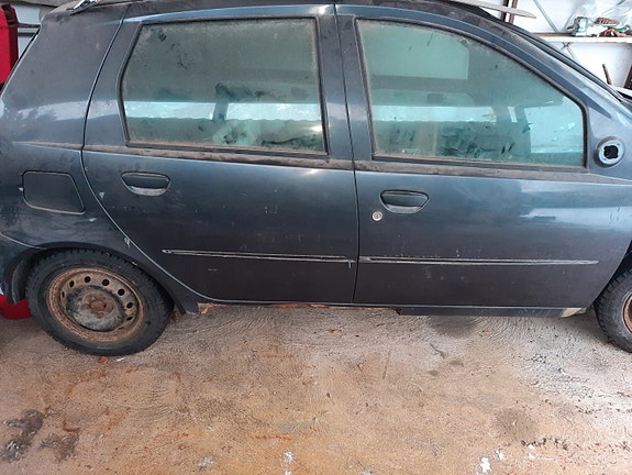 Kolaroitu Fiat Punto osina