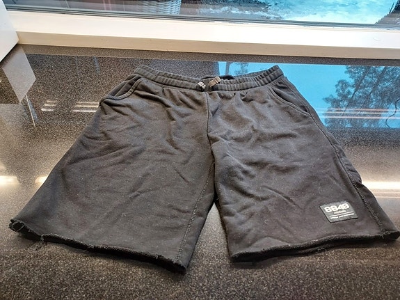 Altitude mustat shortsit  siistit 160 cm
