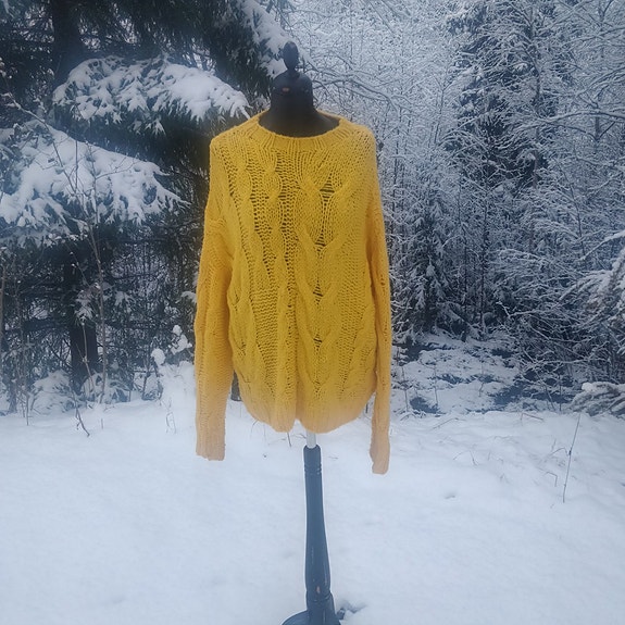 Kirkkaan keltainen chunky neule