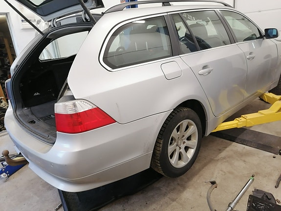 Bmw E61 oikea takaovi