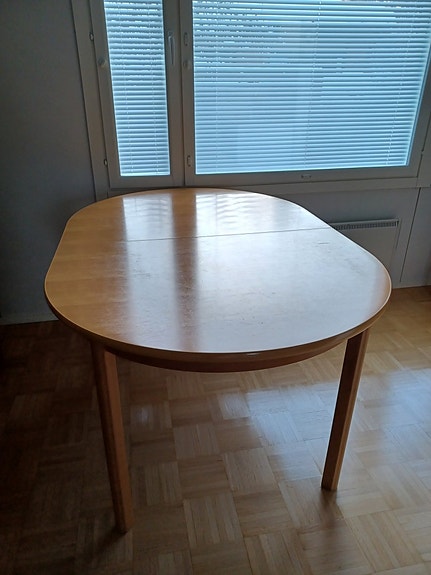 Puinen ruokapöytä
