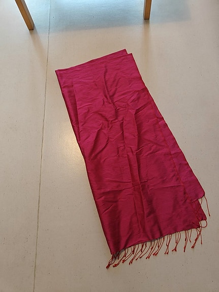 Uusi anilliini silkkinen huivi,  90 x 180 cm