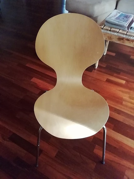 Muotoiltu tuoli koivun värinen.