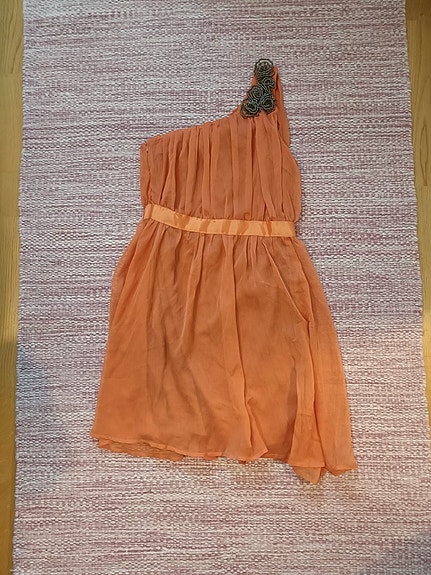 AX Paris yksiolkaiminen oranssi sifonkimekko