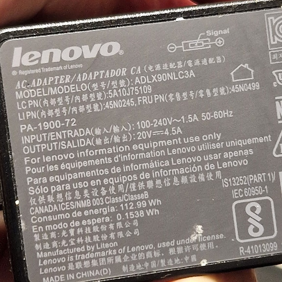 Lenovon virtalähde / laturi
