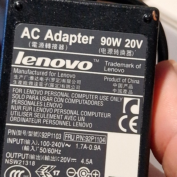 Lenovon virtalähde / laturi