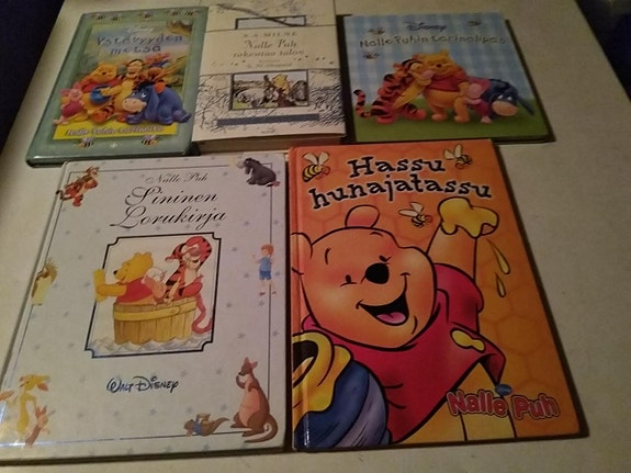 Disneyn Nalle Puh tarina- loru ja sarjakuva kirjat