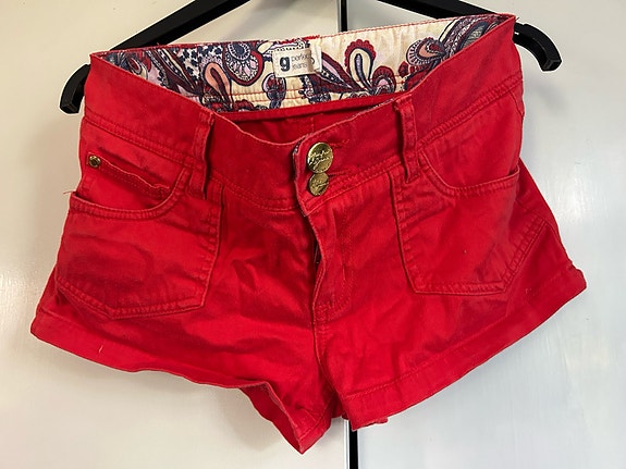 Punaiset Gina Tricot mikroshortsit