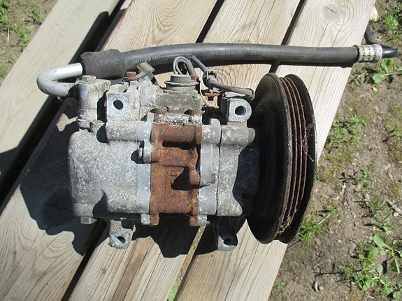 Toyota Corollan ilmastoinin kompressori