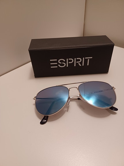 Aurinkolasi Myydään (sivu 23) Tori