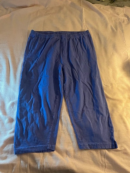 Siniset polvipituiset shortsit