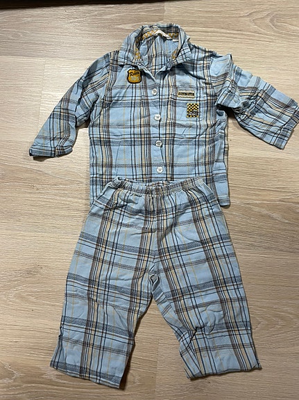 Poikien ruudullinen pyjama oloasu koossa 98/104