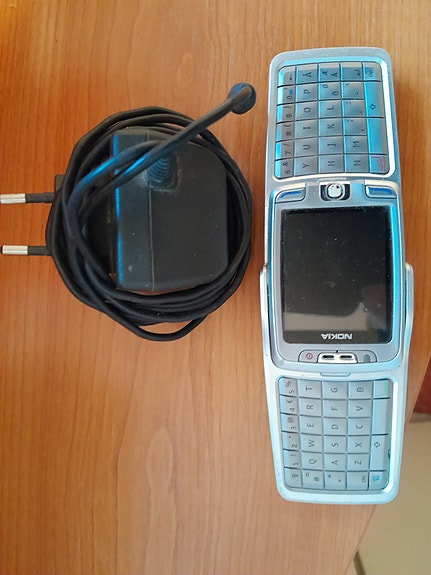 Nokia E-70 puhelin