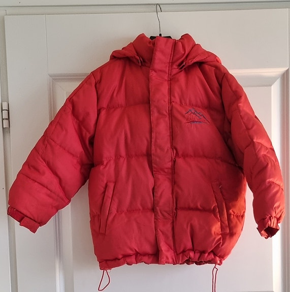 Punainen lämmin untuvatakki / toppatakki koko 120cm