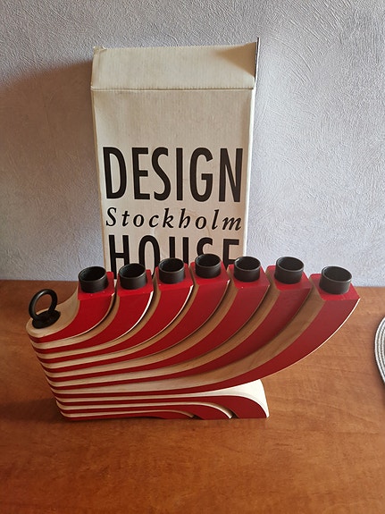 Design House Stockholm kynttelikkö punainen puu