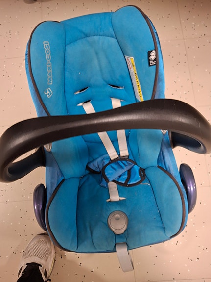 Vauvan turvakaukalo autoon