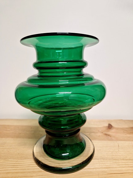 Vihreä Tornado maljakko, design Tamara Aladin