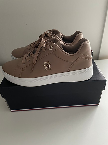Tommy Hilfiger tennarit