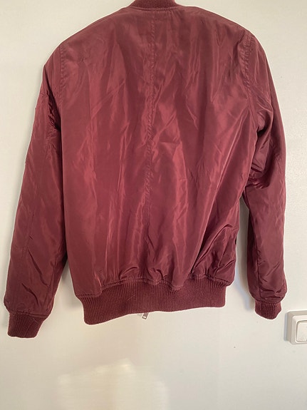 Viininpunainen bomber takki
