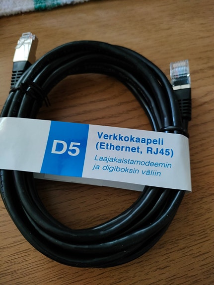 Verkkokaapeli laajakaistamodeemin ja digiboksin väliin