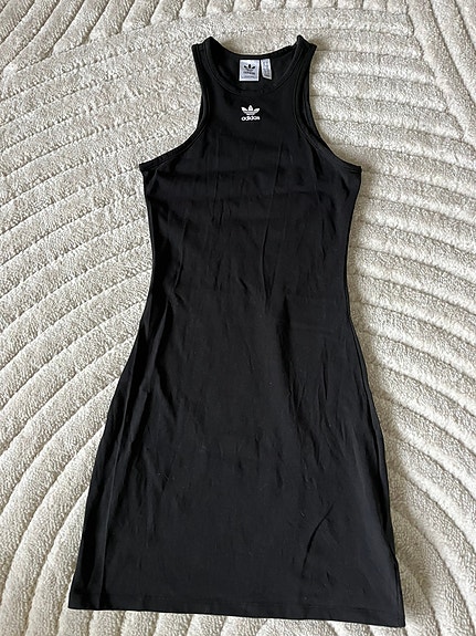 Uusi Adidas s koon trikoomekko