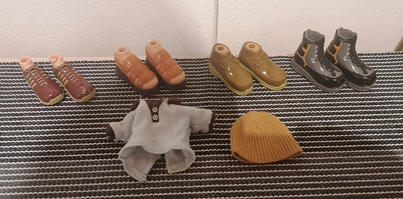 Bratz poikanuken kenkiä ja vaatteita