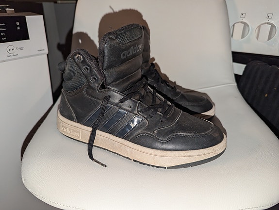 Adidas korkeavartiset tennarit