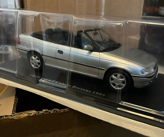 1/24 pienoismalli Opel Astra Cabrio