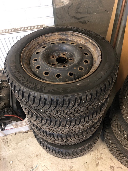 Nissan Primera 16” Michelin 205/55-16 nastarenkaat vanteilla
