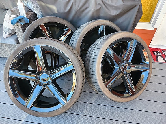 22" staggered rengas ja vannesarja SRT8