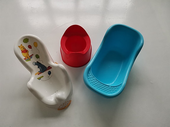 2 pottaa, nuken amme, kylpytuki vauvalle.