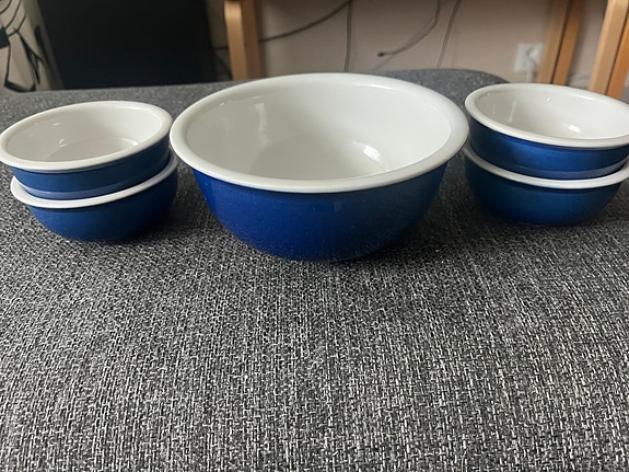 Pentikin sininen astiasto .