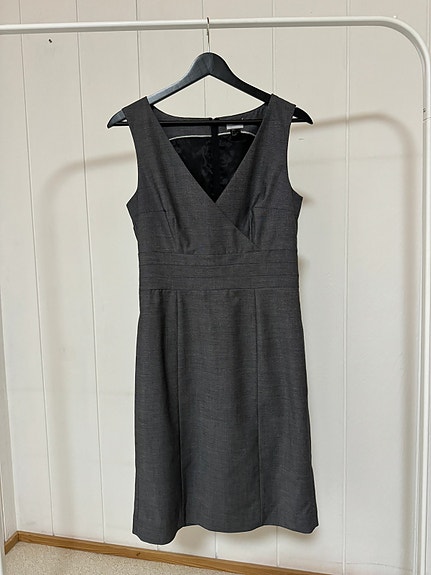 Uusi H&M harmaa kotelomekko