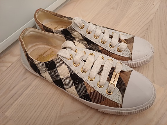 Burberryn tennarit