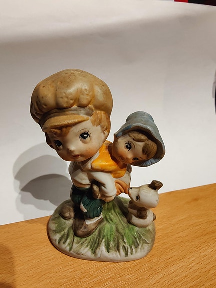Suloinen Posliinifiguuri: Poika, vauva ja koira