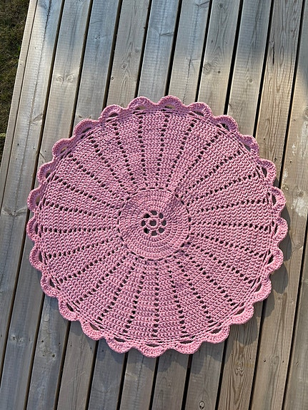Vaaleanpunainen ontelokuteesta virkkaamani käyttämätön matto, ø90cm.