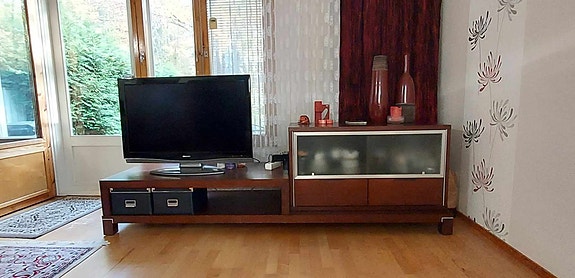 Myydään iso, leveä TV-taso/lipasto/kaappi/taso