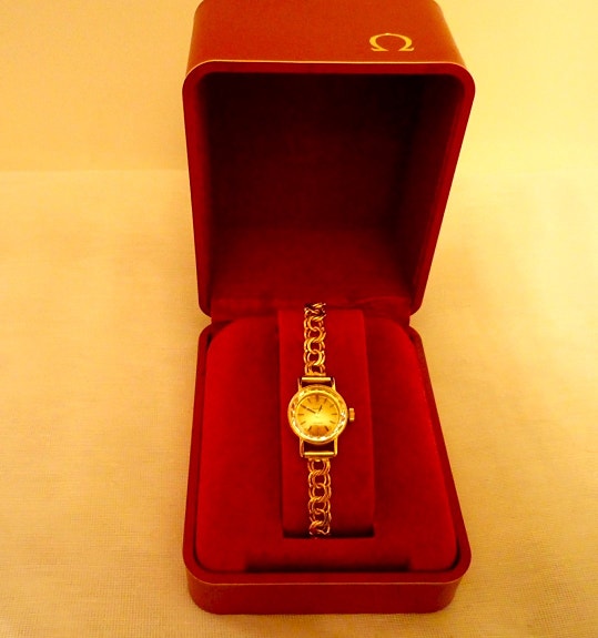 Omega De Ville kultakello kultaisella Bismark rannekkeella