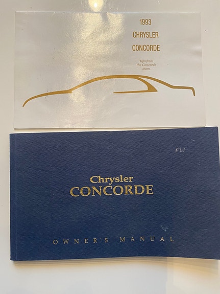 Chrysler Concorde -92 omistajan käsikirja.