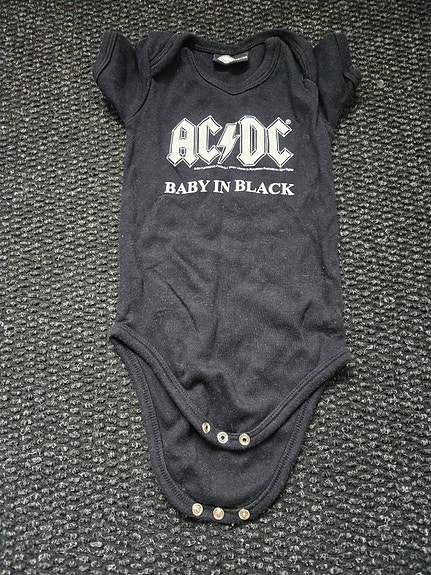Musta lyhythihainen ac/dc baby In black boby koko 68/74