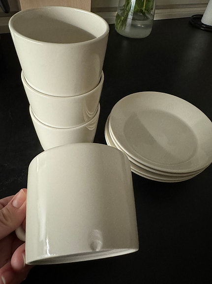 Iittala teema kahvikupit ja lautaset