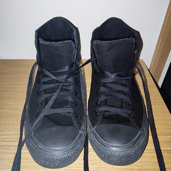 Korkeavartiset Chuck Taylor Converse kengät