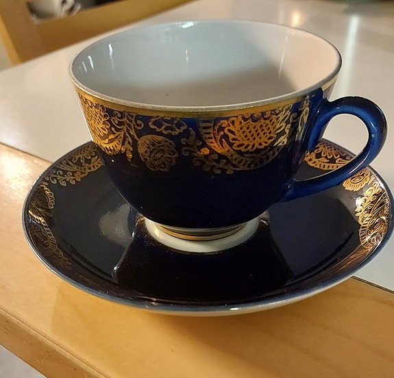 Lomonosovin teekuppi ja asetti