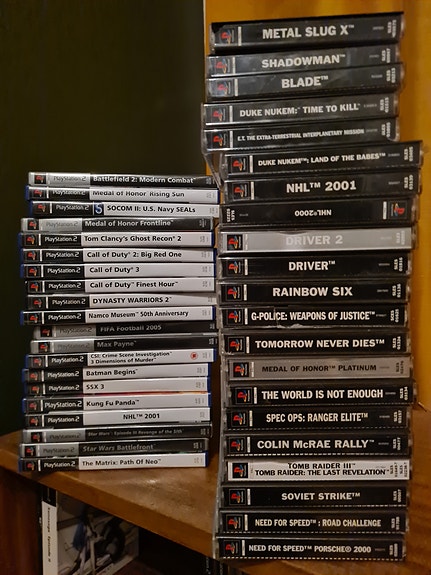 Paljon PS1 ja PS2 pelejä