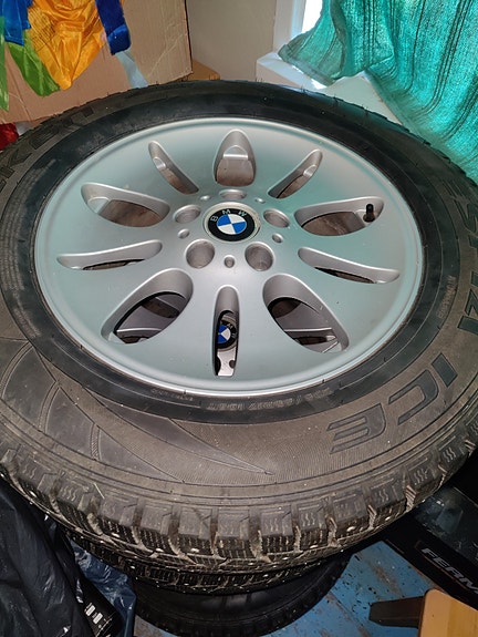 Bmw X5 nastarenkaat vanteilla.