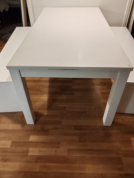 Kuuden hengen valkoinen ruokapöytä