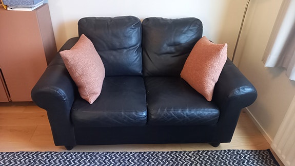 Ikea musta 2-istuttava sohva