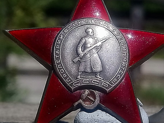 Punainen tähti. Numeroitu. Valmistajan leimalla.  Hyväkuntoinen. kuusinumeroine