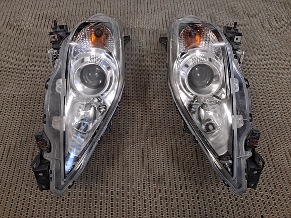Mazda 5 Xenon ajovalot ja sumuvalot.