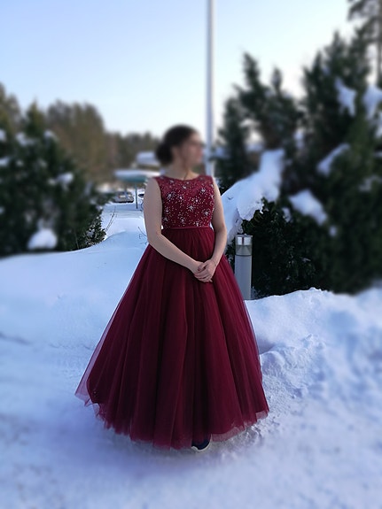 Viininpunainen vanhojentanssipuku